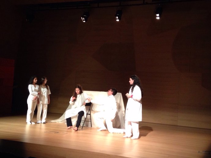NOTA FOTOS: Jóvenes Estudiantes Llenan Caixaforum Zaragoza De Teatro, Creativida