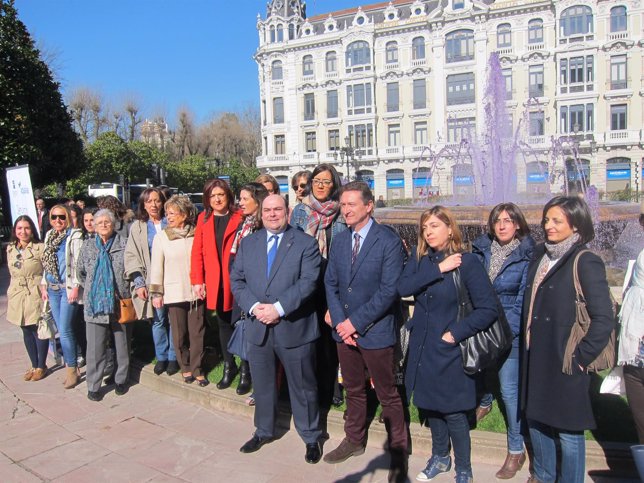 Iglesias Caunedo con miembros de asociaciones de mujeres y del Gobierno local.