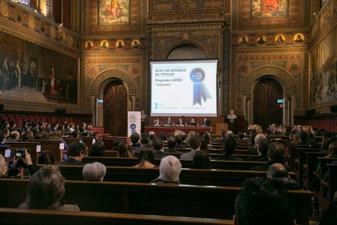 Empleados de Banco Sabadell reciben titulación universitaria tras el Laude