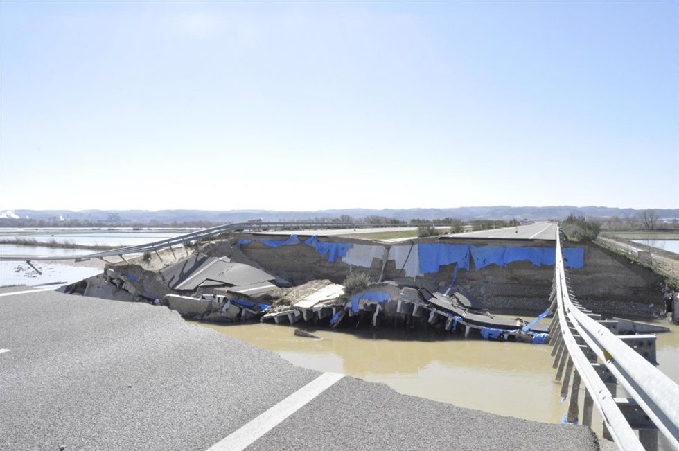 Autovía ARA-A1, destruída por la riada del Ebro