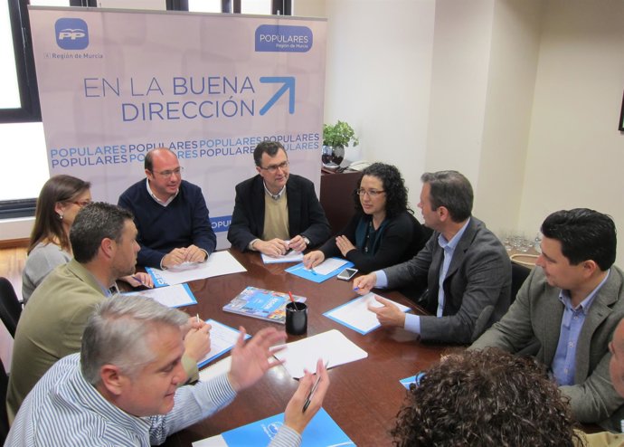 Sánchez en una reunión con los candidatos a las alcaldías 