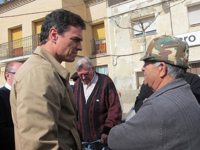 Pedro Sánchez visita uno de los pueblos afectados por las crecidas del Ebro