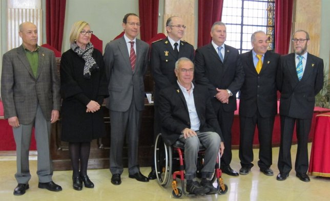 El alcalde de Murcia, Miguel Ángel Cámara, con los bomberos distinguidos