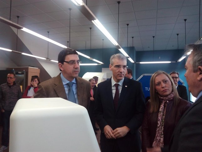 El conselleiro Francisco Conde en Marexi en Vigo.