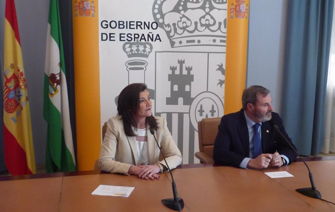 Lillo (d), junto a Fernández de Liencres, presenta el Profea 2015 para Jaén.