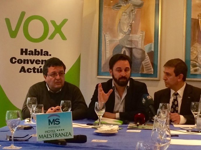 El líder de VOX, Santiago Abascal, y su candidato a la Junta, Francisco Serrano