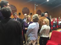 Serrano traslada a los británicos el "interés" de la Junta en regularizar sus casas con un cambio en la LOUA