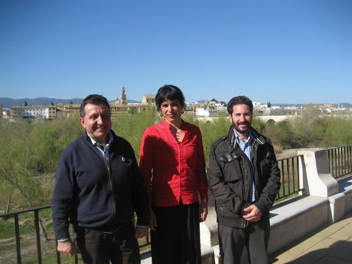 Rodriguez (centro) con el portavoz de la Plataforma (izda.)