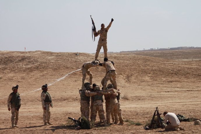 Militares iraquíes celebran el fin de su formación