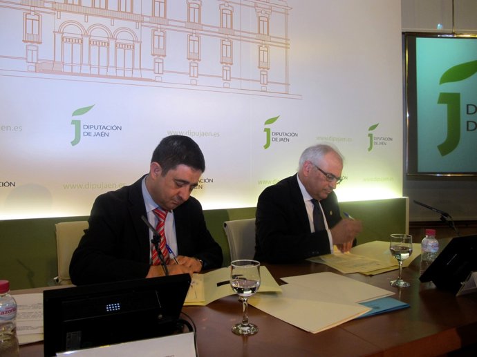 Reyes y Parras firman los convenios sobre proyectos de investigación.