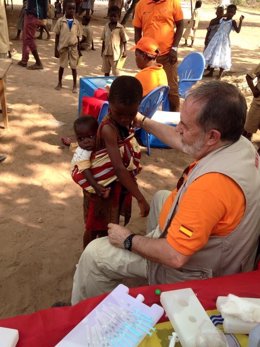 Pediatras sevillanos vacunan a 18.000 niños en Costa de Marfil