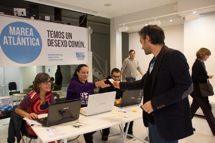 El candidato de la Marea Atlántica, Xulio Ferreiro, vota en las primarias