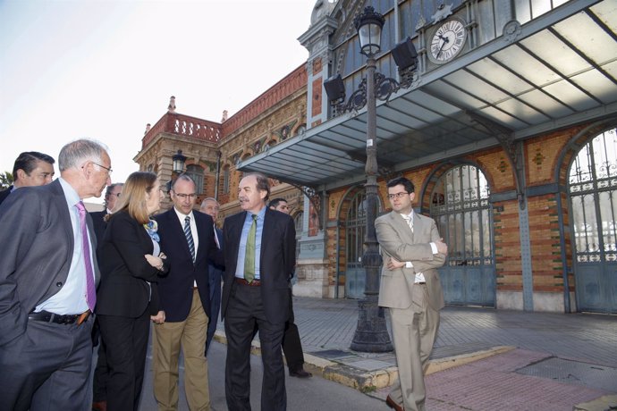 Pastor visita junto al alcalde la antigua estación del ferrocarril