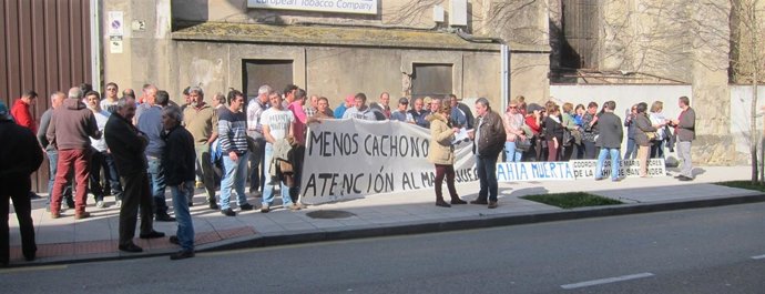 Mariscadores concentrados frente al Parlamento