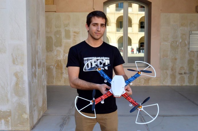 Un estudiante de Industriales diseña un cuadricóptero que se puede controlar 