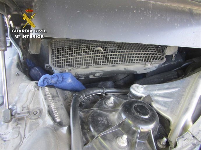 Intervienen 209.360 euros envueltos en calcetines en el motor de un coche