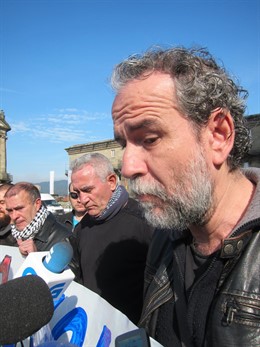 Willy Toledo y Diego Cañamero, en un acto en Santiago