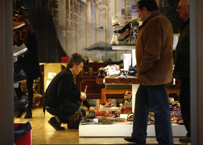 Consumo, trabajador, autónomo, paro, empleo, epa, zapatos, tienda