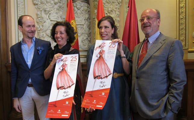 Mercedes Cantalapiedra y León de la Riva junto a los sombrereros Pablo y Mayaya