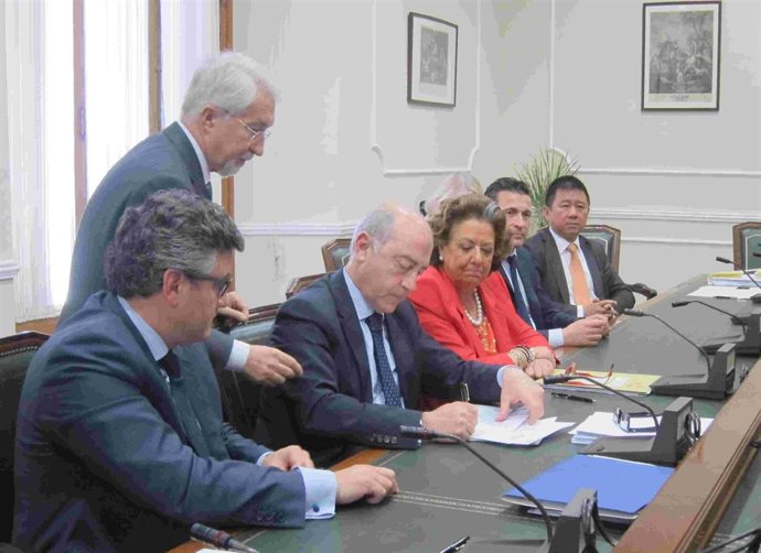 Firma de la escritura del acuerdo de permuta entre Ayuntamiento y Valencia CF