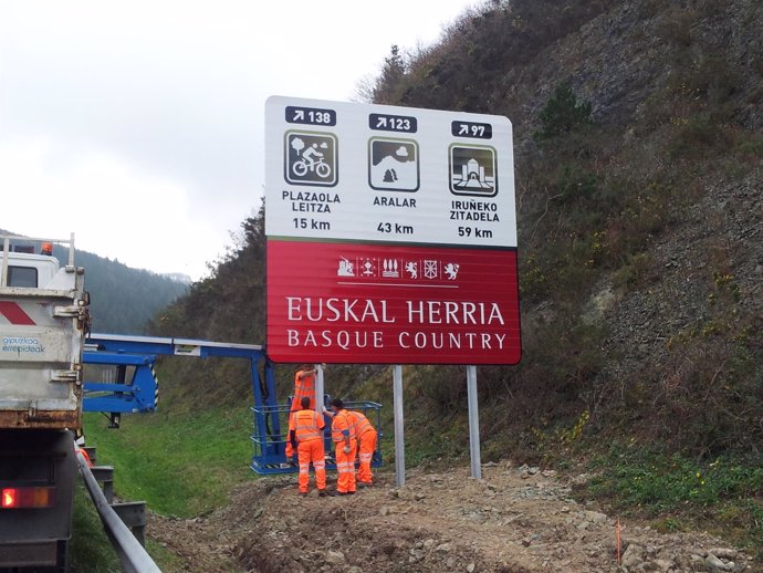 Carteles de Euskal Herria en carreteras
