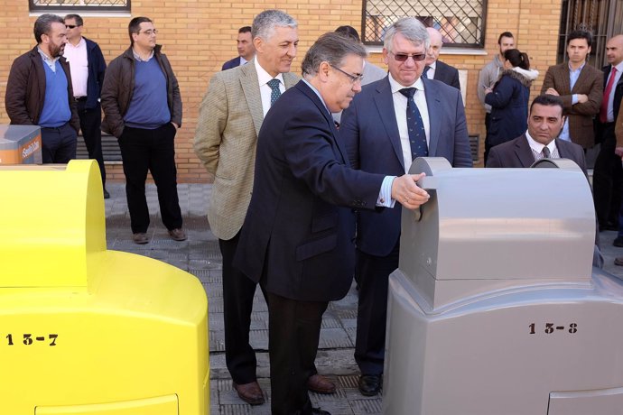 Zoido comprobando las obras en contenedores de Pino Montano