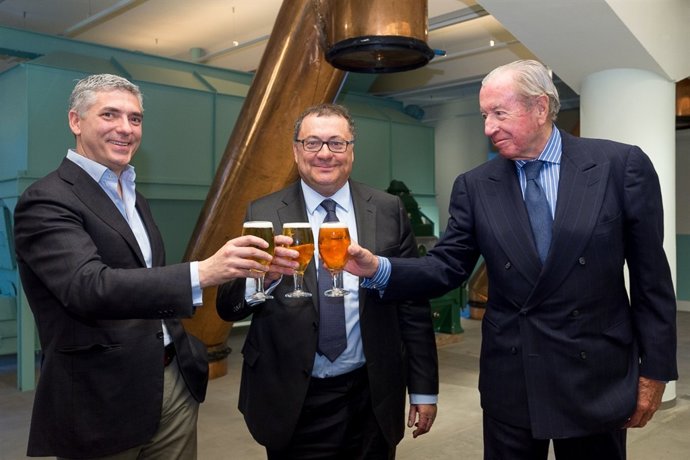 J.Abellà, gerente del Macba; R.Agenjo, patrón de la Fundació Damm, y L.Rodés