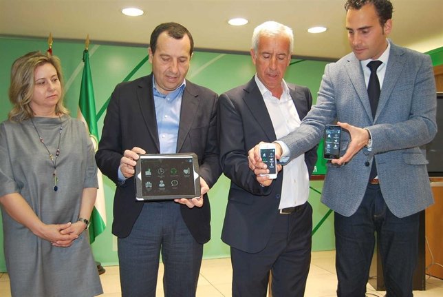 Ruiz Espejo, Daniel Pérez y el José María González, director de Salud Responde
