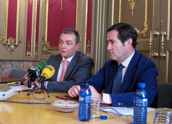 Navarro (CEV) interviene en la rueda de prensa, junto a Garamendi (Cepyme).