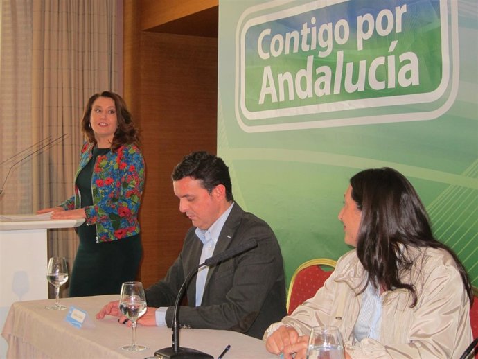 La candidata del PP de Almería Carmen Crespo junto a García y López