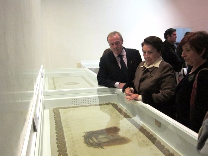 Gómez Fayrén junto a la viuda e hija de Nuños Barberán viendo paño del pintor