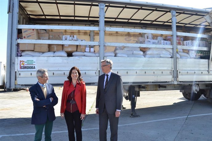 Gracia (centro), Falcón (izda.) ante la comida y material que se envía
