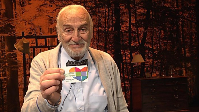 Héctor Alterio muestra en el Gran Teatro de Córdoba su tarjeta de donante