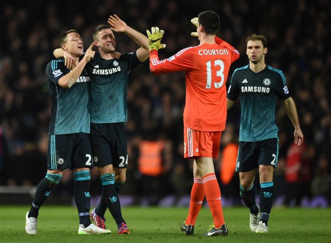 John Terry, Gary Cahill y Thibaut Courtois tras ganar con el Chelsea