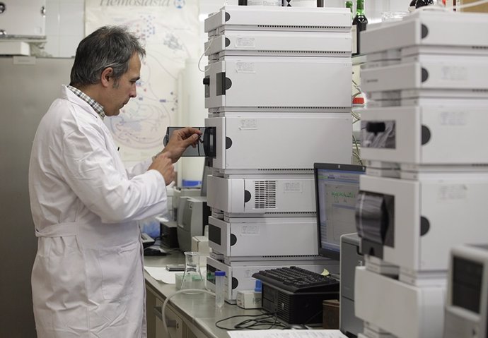 En la imagen, el investigador Vicente Gómez, en un laboratorio de la UCAM 