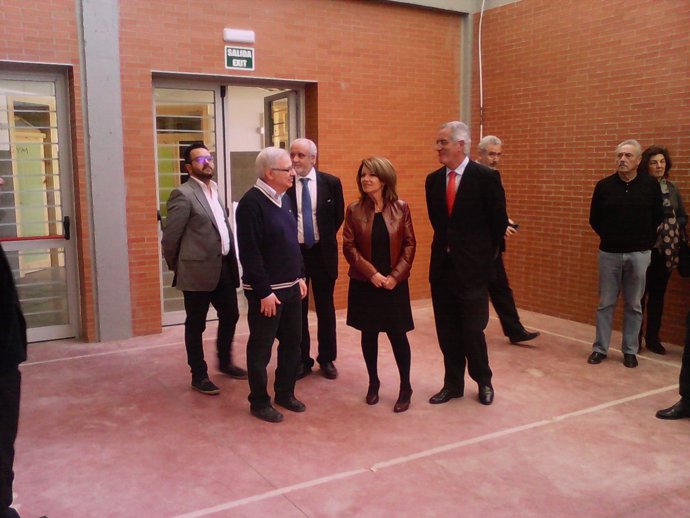 Gómez (centro) en la visita al IES de Pozoblanco
