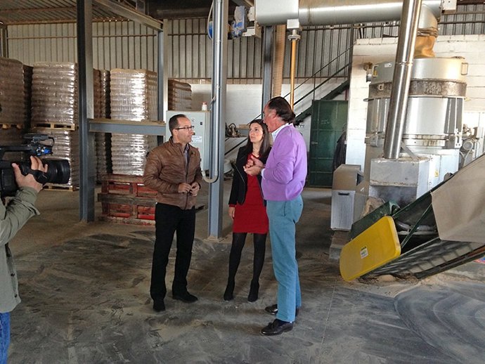 María Márquez visita la empresa Maderas Doñana. 