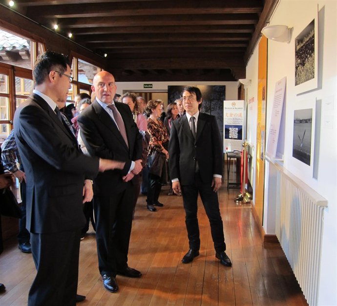Carnero y el embajador de Japón conversan durante la visita a la muestra