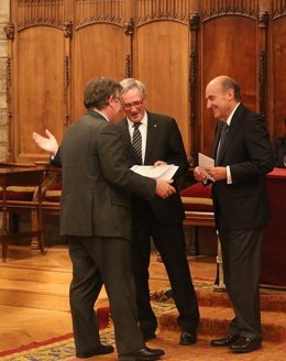 El alcalde Xavier Trias y el presidente de Sebap Miquel Roca entregan premios
