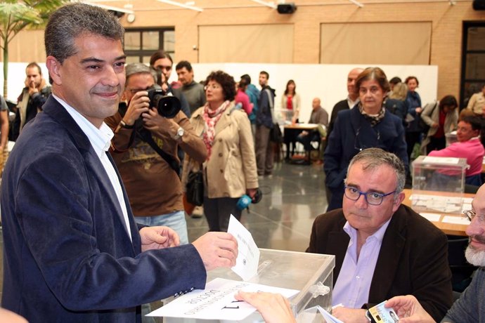 Carmelo Rodríguez deposita su voto