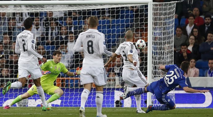 Klaas-Jan Huntelaar marca en el Bernabéu