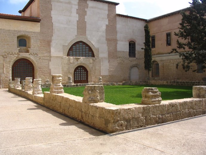 Claustro Del Museo De San Francisco De Rioseco (Valladolid)