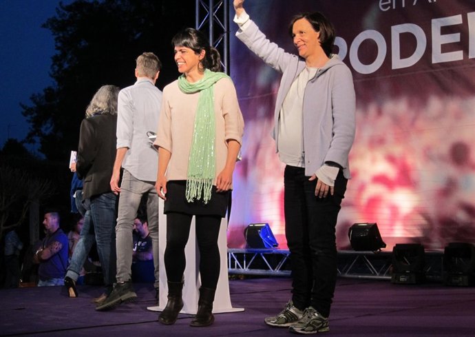 Teresa Rodríguez (i), junto a Carolina Bescansa.