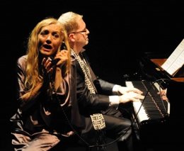 Uma Ysamat y Emili Brugalla en un momento de la obra 'La voix humane'