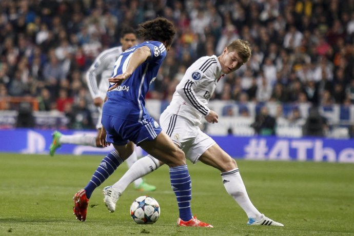 Toni Kroos ante Sané en el Real Madrid-Schalke