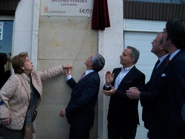 La viuda de Antonio Pereira descubre la inscripción.