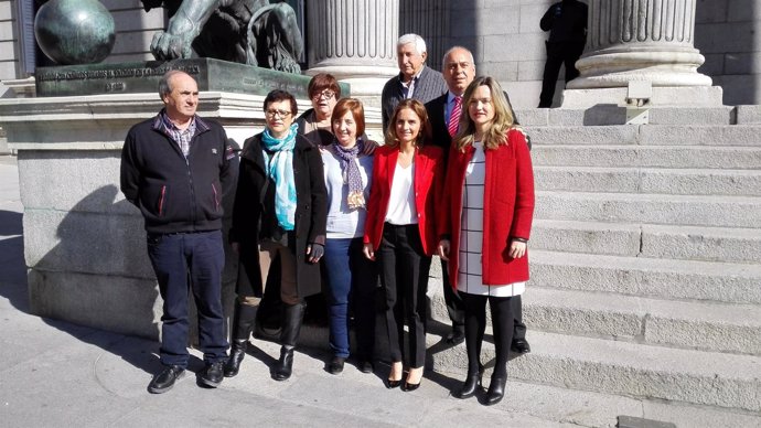 Las diputadas Susana Sumelzo y Pilar Alegría, del PSOE, con alcaldes del Ebro 