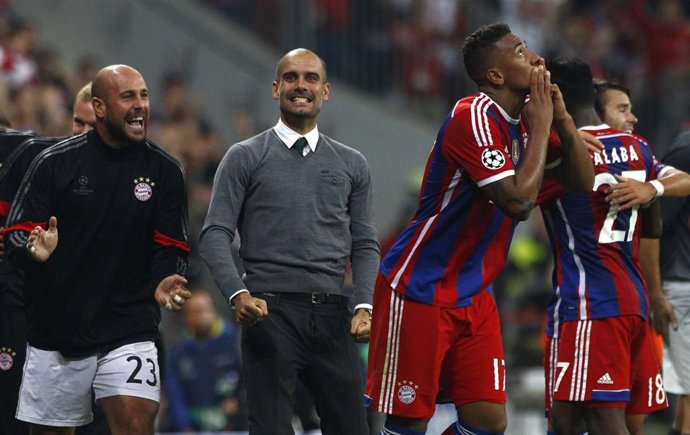 Guardiola y Reina celebran el gol de Boateng