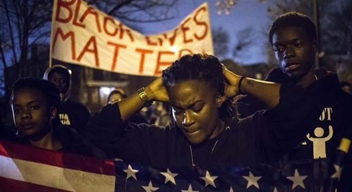 Protestes pola muerte d'un home negru a manes de la Policía.