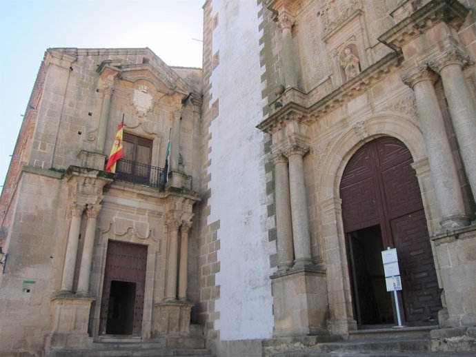 Iglesia De La Preciosa Sangre Y Centro San Jorge De Cáceres